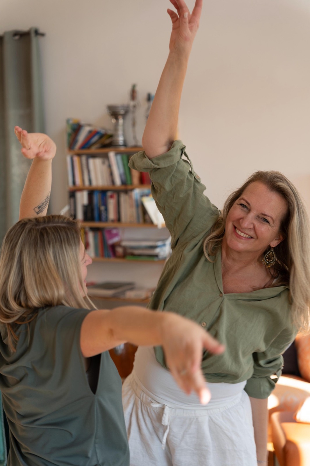 Maria Peischl und ihre Schwester Andrea tanzen lachend